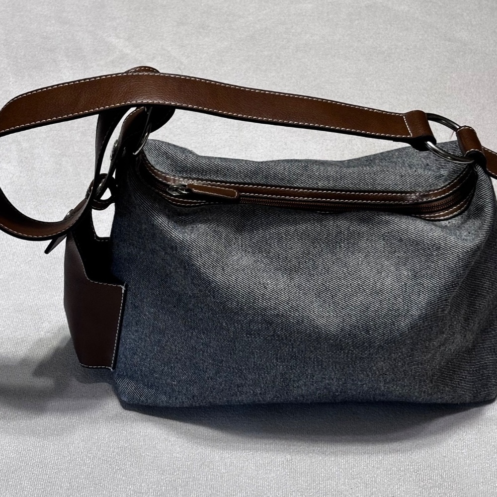 Tommy Hilfiger handbag top strap and zip closure coin purse and inner pockets - Picture 2 of 10